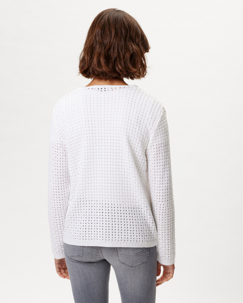 BEQUEMER LOCHMUSTER-PULLI