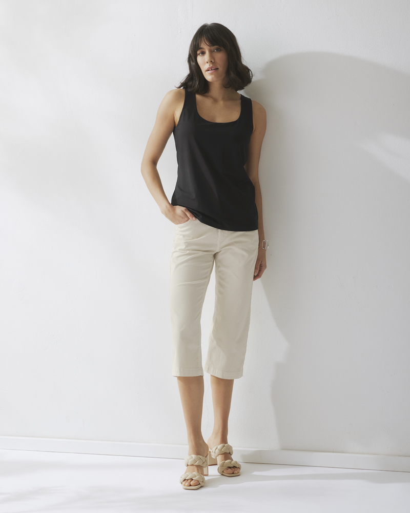 EDLES TOP MIT KARREE-AUSSCHNITT