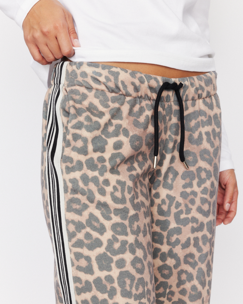 Joggpants N mit Leomuster
