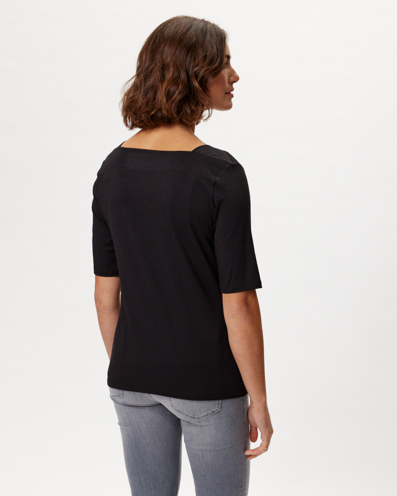 SHIRT MIT U-BOOT-AUSSCHNITT