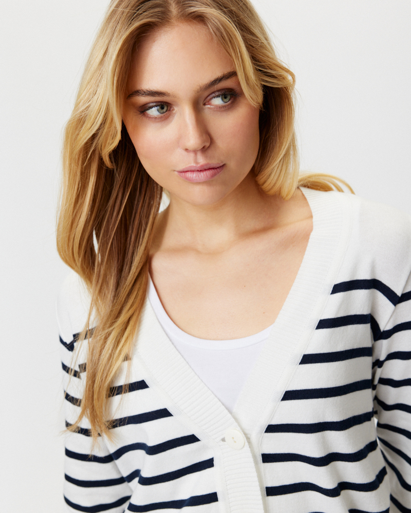 STRICKJACKE MIT BLOCKSTREIFEN