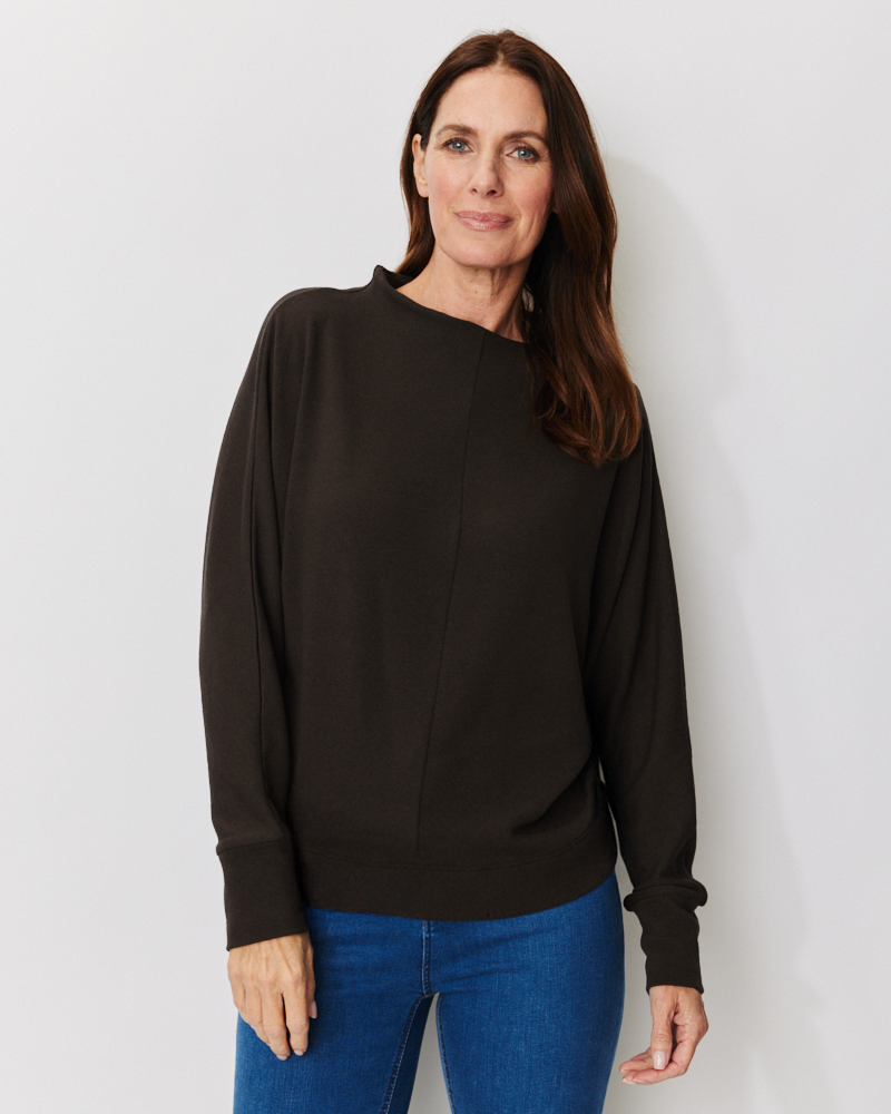 Modischer Pulli mit Stehkragen