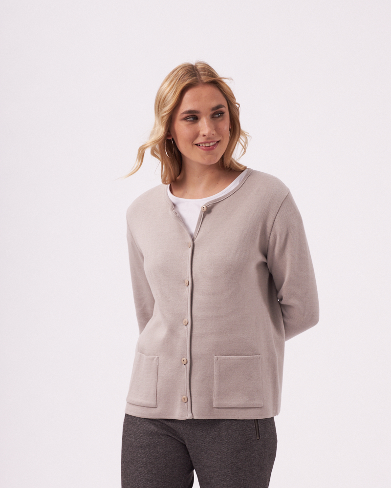 LOCKERE STRICKJACKE