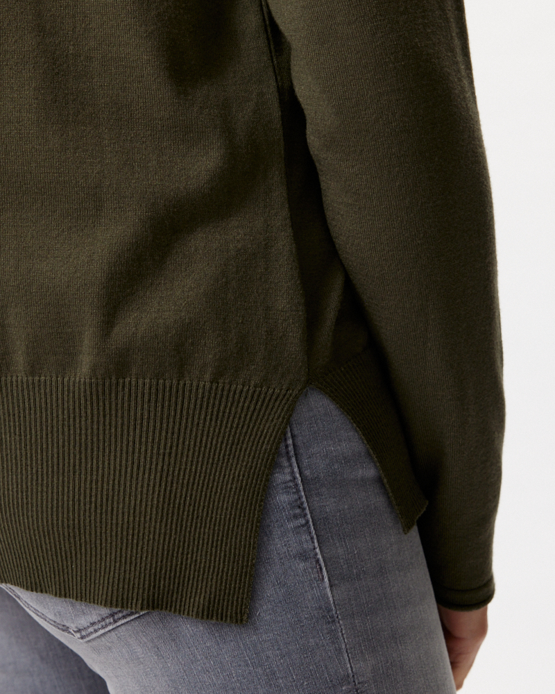 FEINSTRICKPULLI IN ZWEI FARBEN